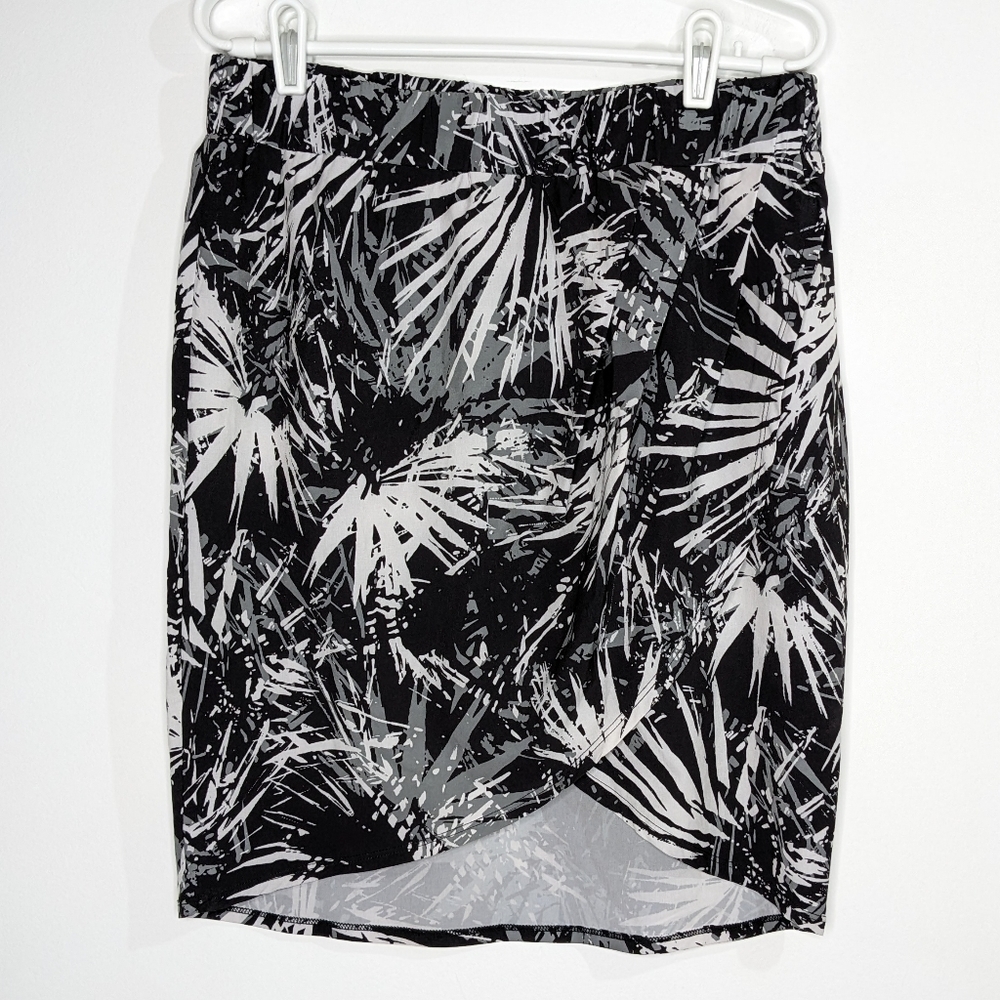 ✨3/$15 Fabletics Clarissa black white palm leaf skirt M